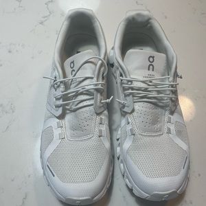 White OnCloud slide on sneakers used like new